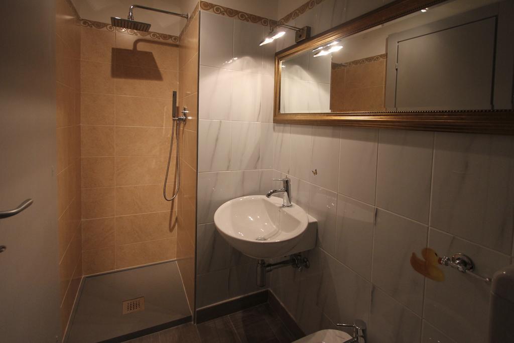 Hotel B&B Francesca Вараце Екстериор снимка